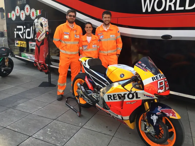 Volontari a un evento motociclistico